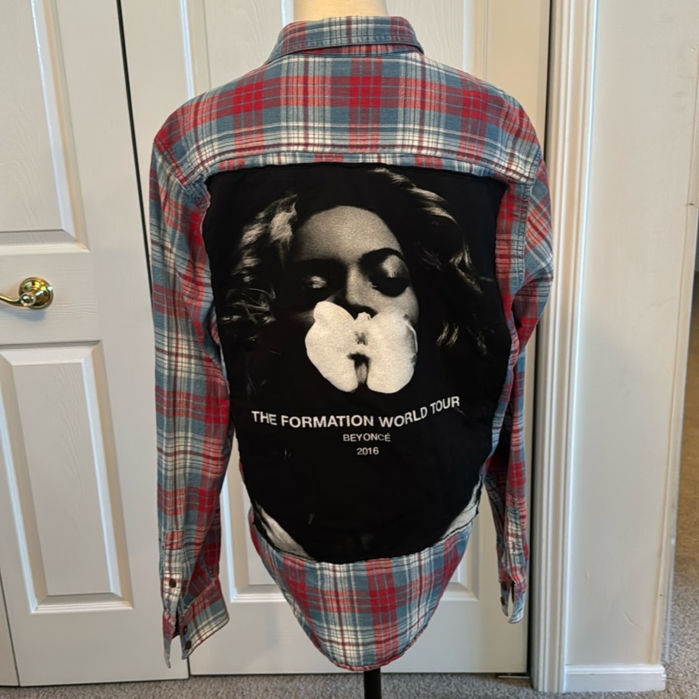 Cute Flannel with Beyoncé concert tee large